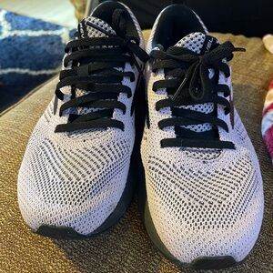 Women’s Brooks shoe size 8 1/2